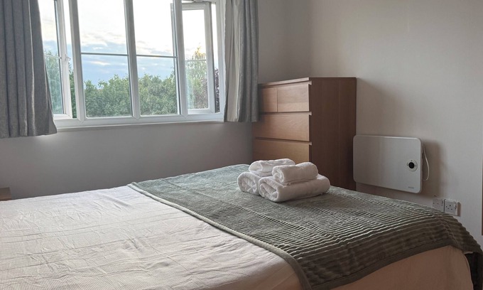 Walthamstow Apartment | Stylish 2 Bed E17 Home with parking