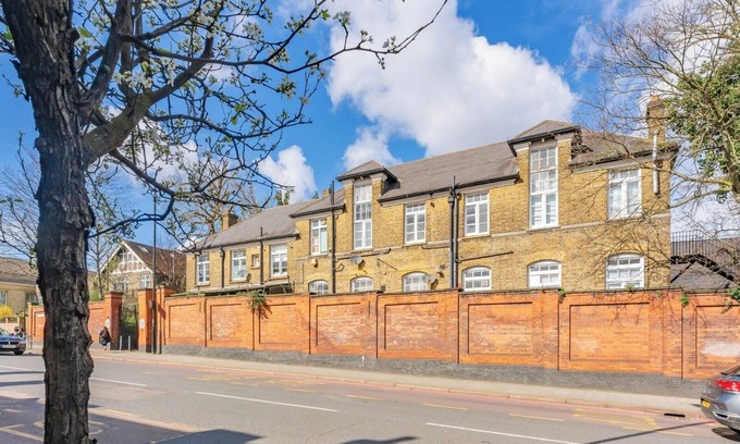 Wandsworth Apartment | Stylish 2-Bed Flat in SW18 | Cozy Fireplace | Near Transport & Cafés