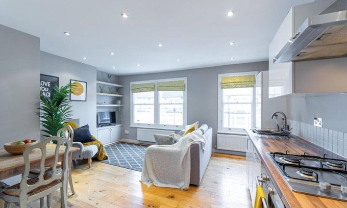 Askew Apartment | Stylish 2 bed flat with ensuites