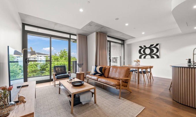 Braddon Apartment | Stylish 2-Bed in Braddon with Alfresco Dining