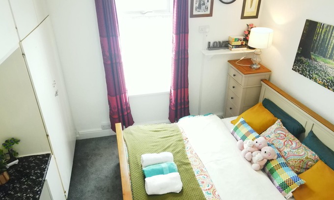Newport Apartment | Stylish 2 Bed Room Apartment 3 sleep free wIFI & p