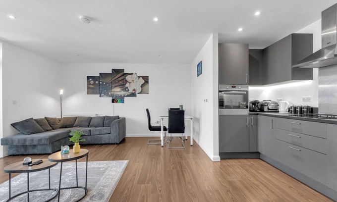 Dartford Apartment | Stylish 2-bedroom Apartment with City Views & Cosy vibe.