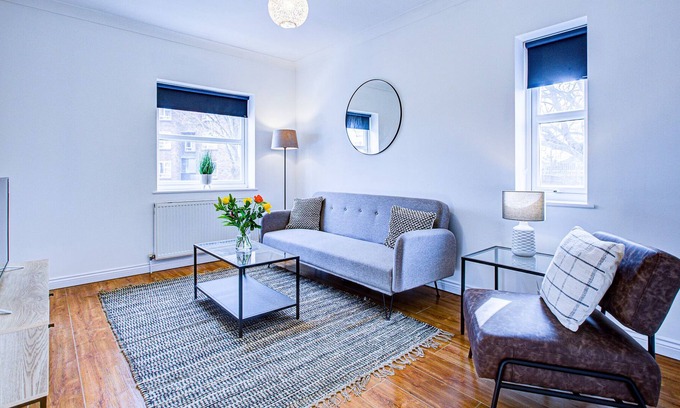 Havering Apartment | Stylish 2 Bedroom Apartment in Romford. Close to the train station.