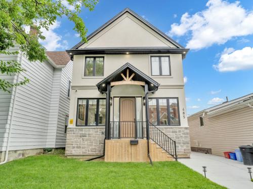 Windsor Apartment | Stylish 2-Bedroom Apartment In Downtown Windsor