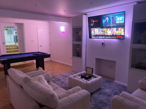 Redcliffe Apartment | Stylish 2-Bedroom Getaway in the Heart of Chelsea