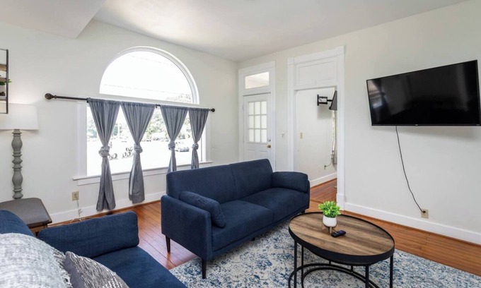 Waynesboro Apartment | Stylish 2 Bedroom Unit-Convenient Downtown walkable location, Close to 151, Blue Ridge Parkway, Brew