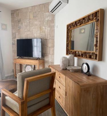 Roches Noires Apartment | Stylish 2-Beds beach side apart with common pool Post Lafayette