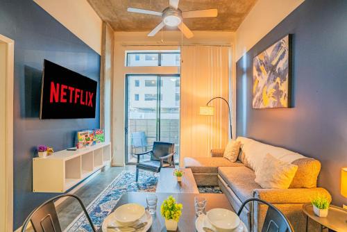 Evans Churchill Apartment | Stylish 2BD - CDT - Gym, Pool, Parking - Sleep 8