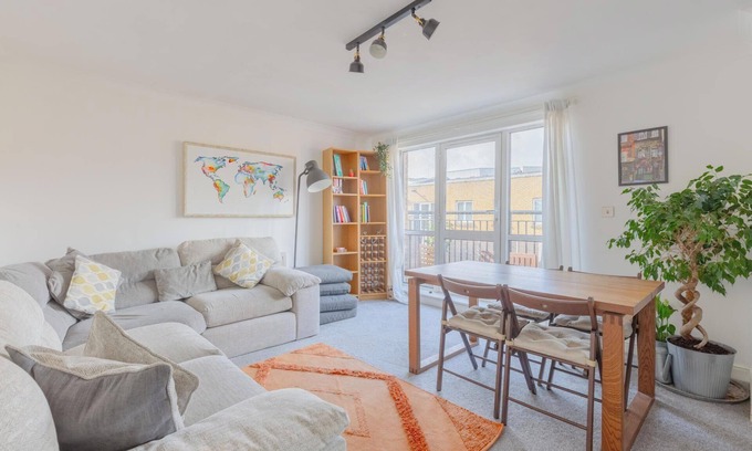 St. Dunstan's Apartment | Stylish 2BD Flat in Historic Neighbourhood, London