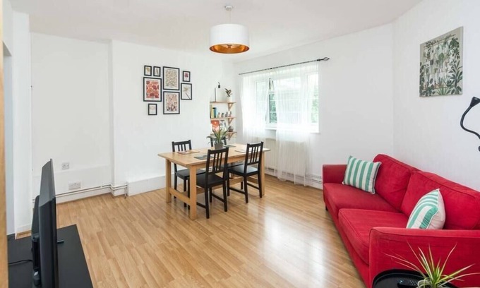St. Dunstan's Apartment | Stylish 2BD Flat with Balcony Near Stepney Green