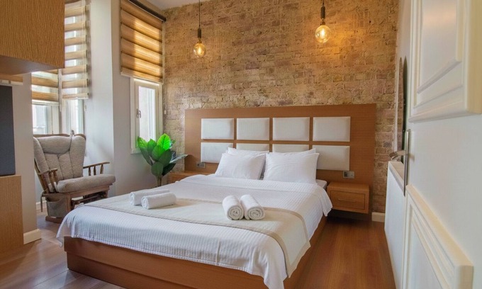 Taksim Apartment | Stylish 2BR Apartment in Central Beyoğlu – LEO-01 Located just steps from Taksim Square, this modern 2+1 flat offers comfort and convenience in the heart of Istanbul. Enjoy easy access to cafes, shops, and public transport.