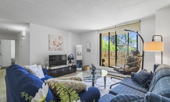 Beltline Condo | Stylish 2BR by Stampede, Free Parking, Terrasse