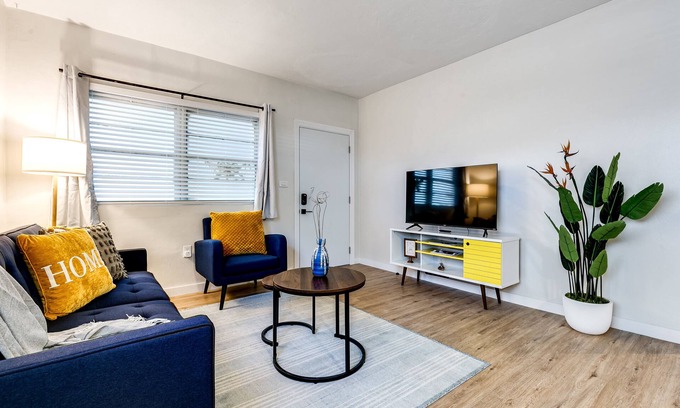 Virginia Gardens Apartment | Stylish 2BR central | Fast Wi-fi