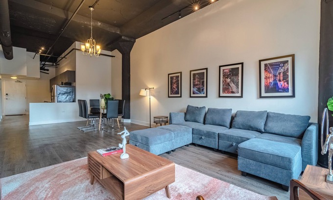 Near South Side Hotel | Stylish 2BR Cozy South Loop Suite Near McCormick