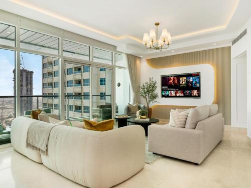 Jumeirah Lake Towers Apartment | Stylish 2BR plus Maid Luxury Apartment in JLT