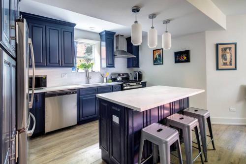 West Town Apartment | Stylish 2BR stunner in unbeatable location