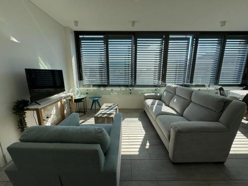 Bondi Beach Apartment | Stylish 2BR Top-Level Unit with Lift near Bondi Beach