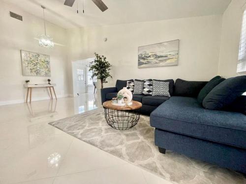 Lakeland Villa | Stylish 3/2 getaway! Near Theme Parks!
