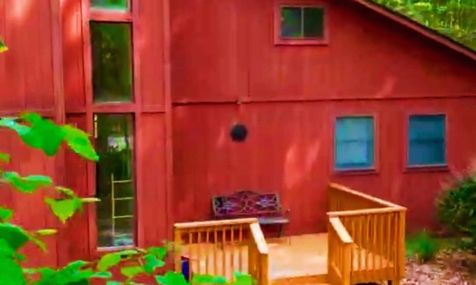 Tobyhanna Cabin | Stylish 3 Bed Mtn Retreat with HOT TUB, KING SIZE BED & Resort Style Amenities.