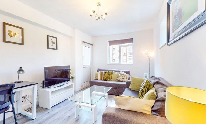 Somers Town Apartment | Stylish 3 bed | Regents Park | Private Balcony | Pass the Keys