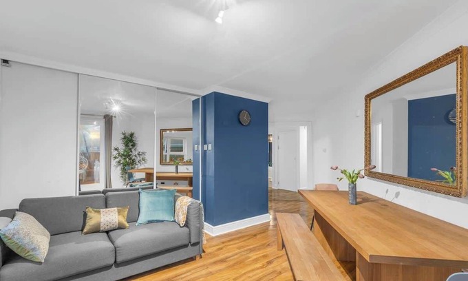 Surrey Docks Apartment | Stylish 3-Bed Smart TV & Lake Views | 5min to Tube