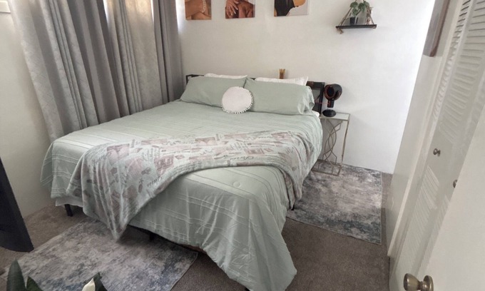 McCully - Moiliili Bed & Breakfast | Stylish 3-bedroom bed & breakfast in amazing Honolulu with a stunning view.