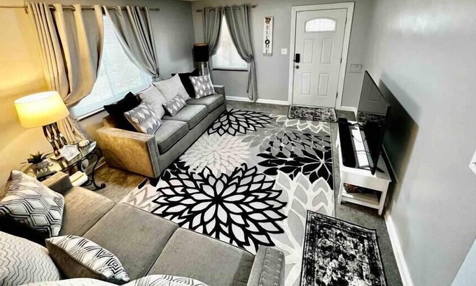 Westwood House | Stylish 3 Bedroom Cape Cod Cutie 10 Min to Dwntn