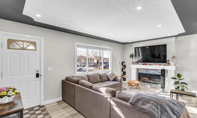 Calgary House | Stylish 3 Bedroom - Close to Downtown & Airport!