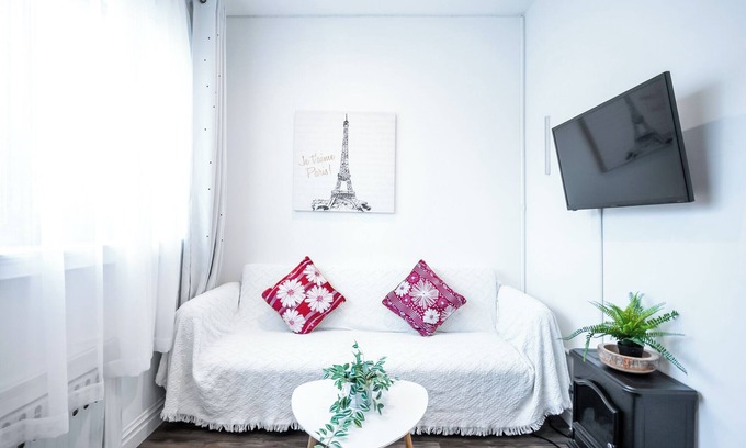 East Flushing House | Stylish 3-bedroom House with Skylight and Access to Rooftop Deck and Patio