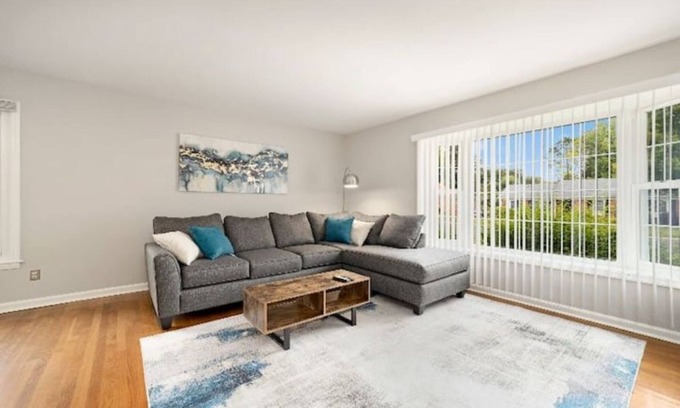 Charlotte House | Stylish 3 BR Near Uptown CLT