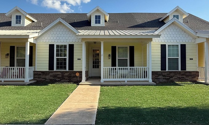 North Overton House | Stylish 3 BR Townhome - Walk to Jones AT&T Stadium & TTU – Perfect for Game Day!