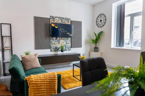 Ashton-under-Lyne House | Stylish 3BR 18mins to Peak District,Free, Parking Wifi,Netflix ,Sky Sports