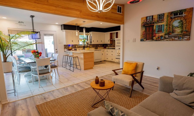 Buckingham House | Stylish 3BR/2B 2patios/game-room/WFH/Piano/Bar UTD/Galleria Kids/Groups/Fam