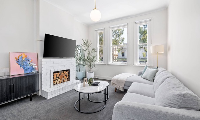 Carlton South House | Stylish 3BR Carlton - CBD Fringe Terrace