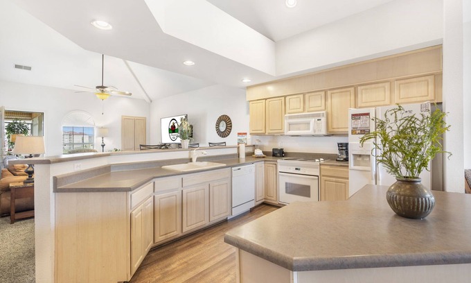 Branson Condo | Stylish 3BR Condo Full Kitchen + Sunroom Sleeps 8