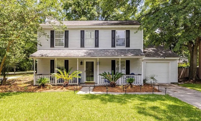 North Charleston House | Stylish 3BR home w/King Bed, backyard & Fire pit