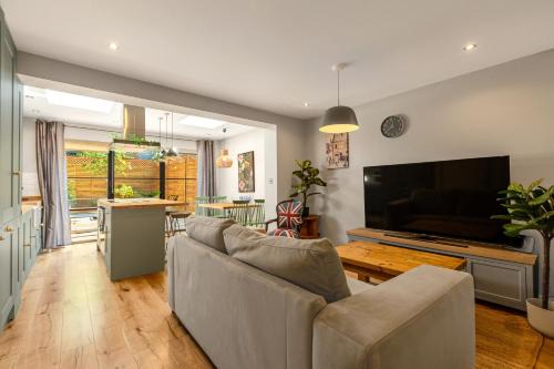Ferndale House | Stylish 3BR Home by Clapham Common with Parking