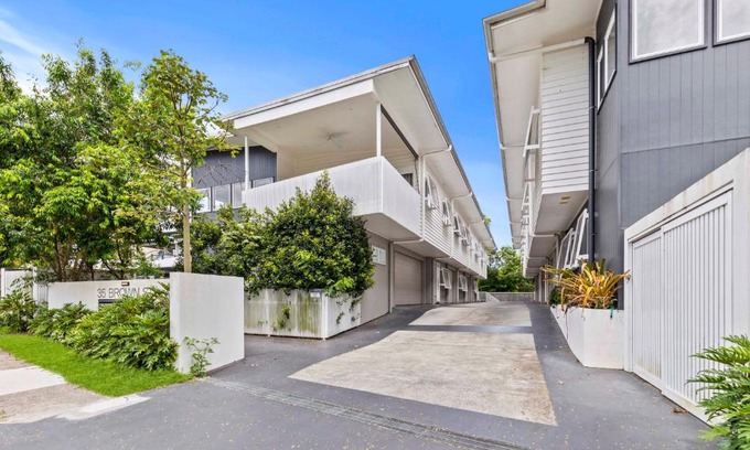 Camp Hill Apartment | Stylish 3BR Townhouse CampHill - WiFi, Parking
