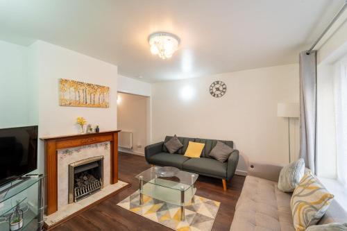 Henbury House | Stylish 4 Bed Henbury Home with Free Parking