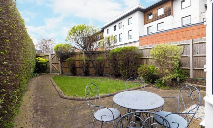 Runnymede House | Stylish 4-Bed Home in Egham Surrey near Heathrow