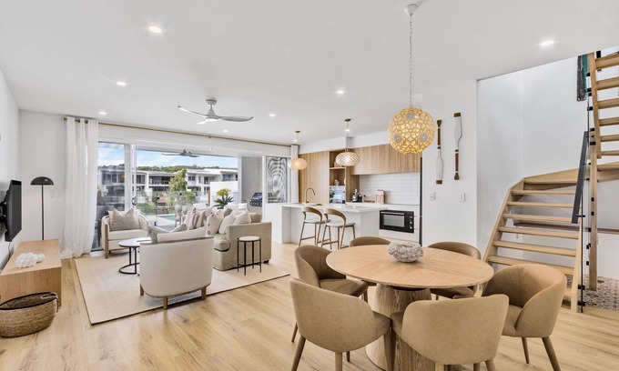 Maroochydore House | Stylish 4-Bed Waterfront Home with Private Pool