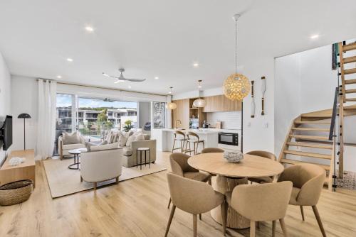 Maroochydore House | Stylish 4-Bed Waterfront Home with Private Pool