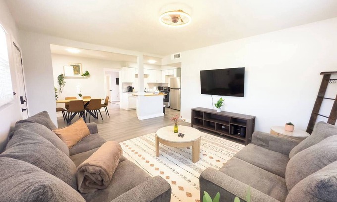 Egypt Lake-Leto House | Stylish 4B2B Fire pit, Grill, Location