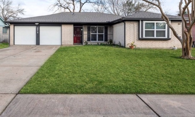 North Houston House | Stylish 4BR 2BA Home–Stocked Kitchen & Spacious Backyard. 9Mi to IAH 10Mi to DT.