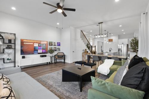 Northside House | Stylish 4BR Home Close to Houston Downtown, Sleeps 10, Free Parking
