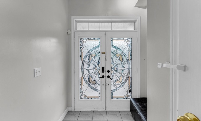 Brampton House | Stylish 5 Bed Home Near Airport