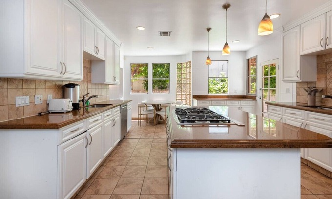 La Brea House | Stylish 5BR/4BA House with Private Jacuzzi