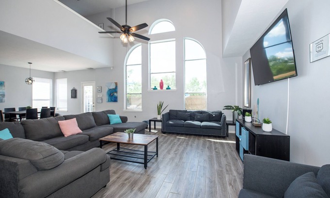 Barker House | Stylish 7-BR w Pool & Spa 20 Mins Downtown