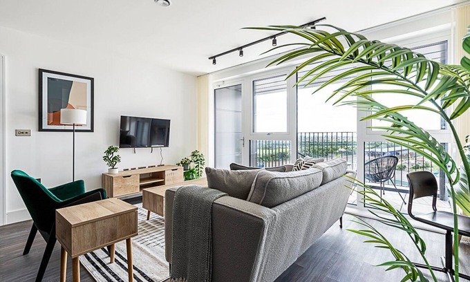 College Park and Old Oak Apartment | Stylish and Bright West London Gem