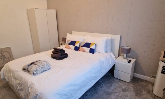 Barking House | Stylish and Cosy Family Friendly House - Shops, Parks & Quick City Links